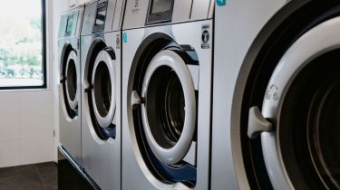 industriele wasmachines in een wasserij